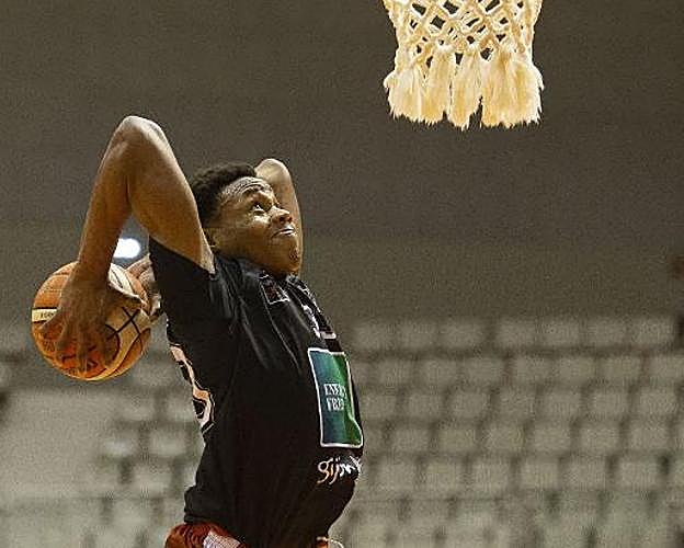 Shane Osayande realiza un mate, con Prinsloo detrás. 