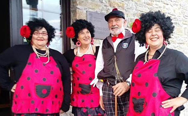 Algunos de los participantes, con sus mejores galas. :: E. C.