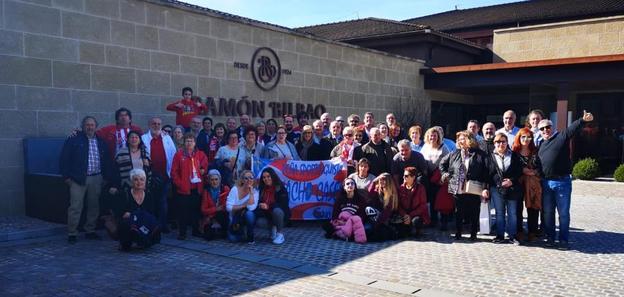 La peña Nacho Cases visitó las bodegas de Ramón Bilbao. 