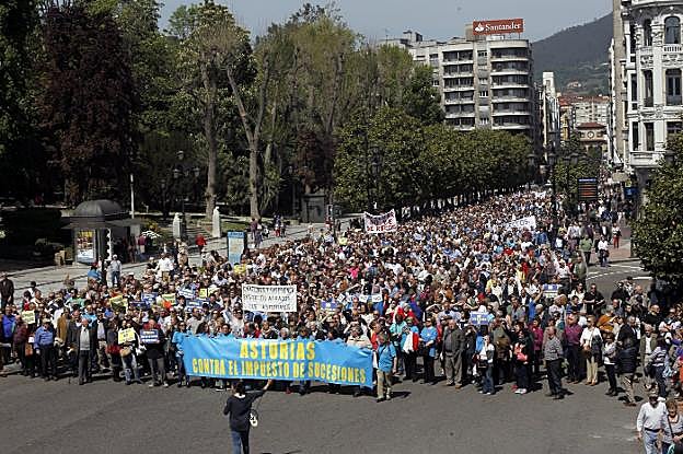 La manifestación del año pasado por la calle Uría. :: M. ROJAS