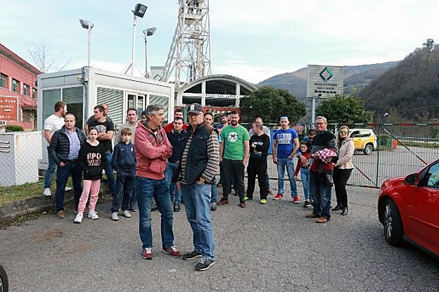 Familiares, amigos y compañeros de los mineros encerrados se concentraron ayer a las puertas del pozo. 
