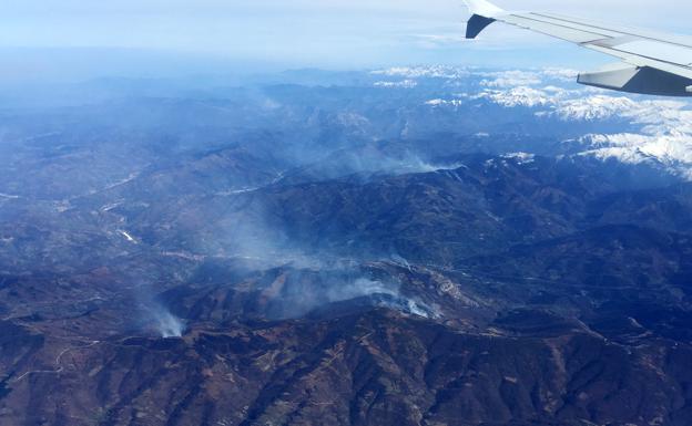 Incendios en Asturias | El fuerte viento obliga a desviar vuelos de Asturias a Santander