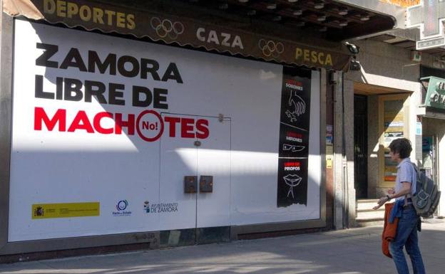 Cartel contra el machismo en las calles de Zamora. 
