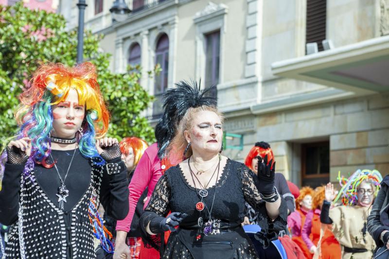 Centenares de niños han desfilado por el centro de Gijón en un colorido pasacalles.