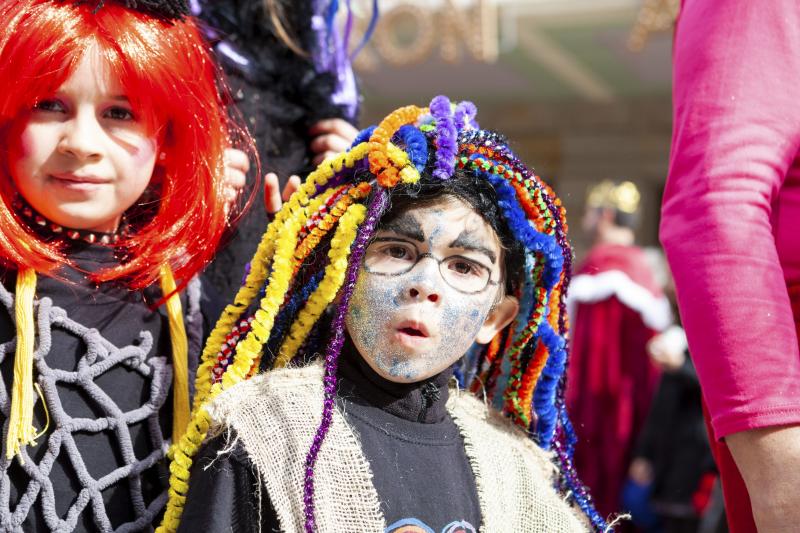 Centenares de niños han desfilado por el centro de Gijón en un colorido pasacalles.