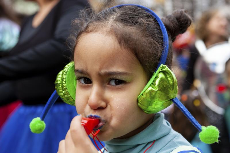 Centenares de niños han desfilado por el centro de Gijón en un colorido pasacalles.
