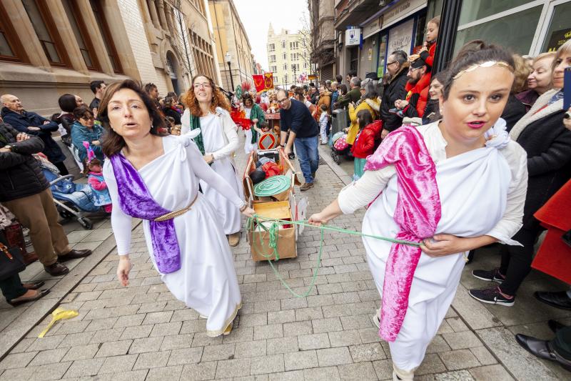 Centenares de niños han desfilado por el centro de Gijón en un colorido pasacalles.