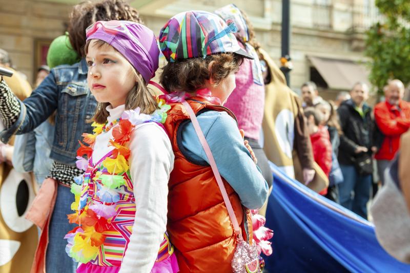 Centenares de niños han desfilado por el centro de Gijón en un colorido pasacalles.