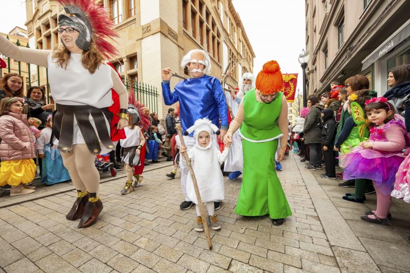 Centenares de niños han desfilado por el centro de Gijón en un colorido pasacalles.