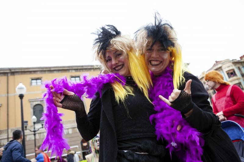 Centenares de niños han desfilado por el centro de Gijón en un colorido pasacalles.