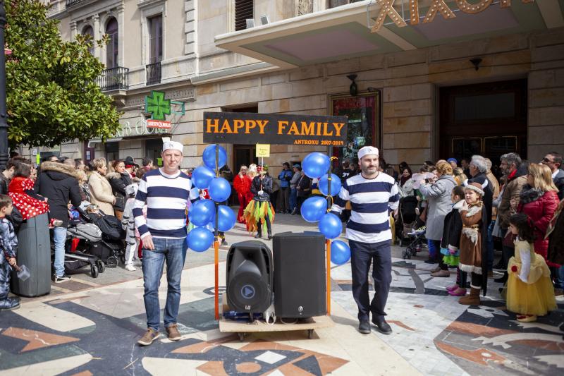 Centenares de niños han desfilado por el centro de Gijón en un colorido pasacalles.