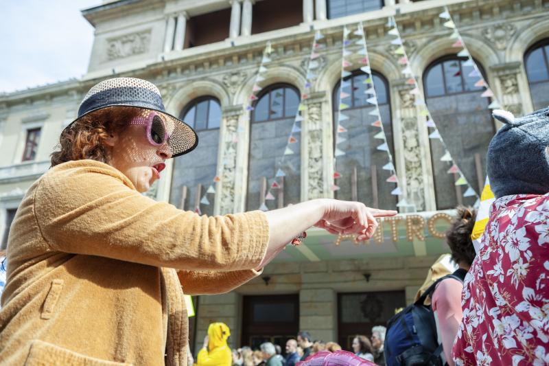 Centenares de niños han desfilado por el centro de Gijón en un colorido pasacalles.