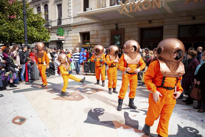 Centenares de niños han desfilado por el centro de Gijón en un colorido pasacalles.