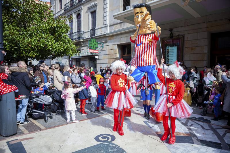 Centenares de niños han desfilado por el centro de Gijón en un colorido pasacalles.