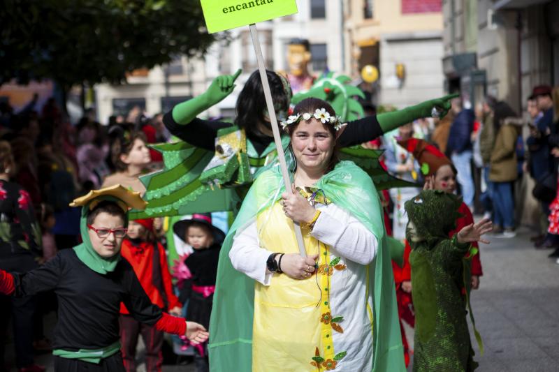 Centenares de niños han desfilado por el centro de Gijón en un colorido pasacalles.