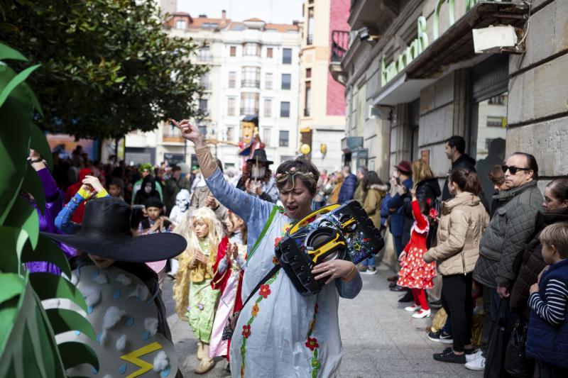 Centenares de niños han desfilado por el centro de Gijón en un colorido pasacalles.