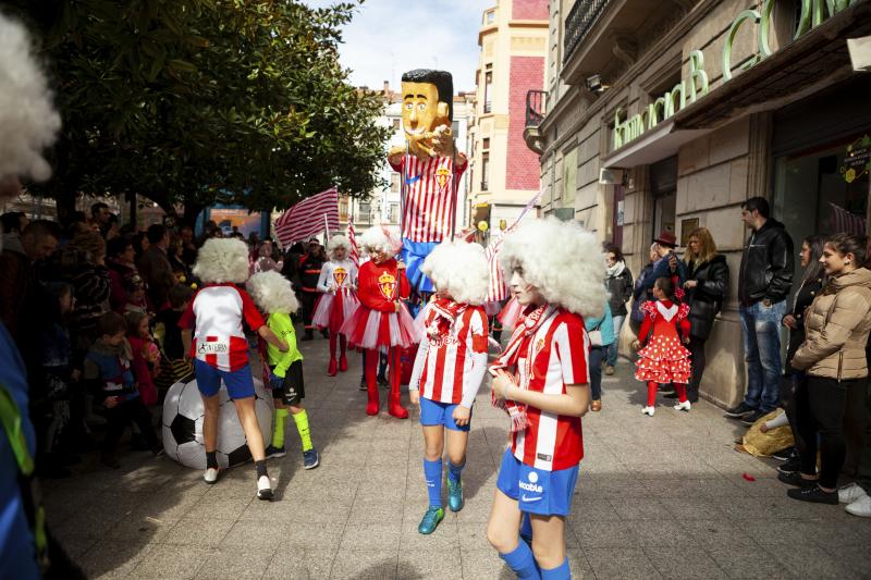 Centenares de niños han desfilado por el centro de Gijón en un colorido pasacalles.