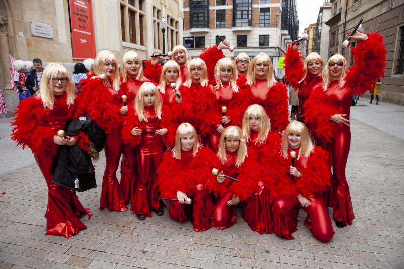Centenares de niños han desfilado por el centro de Gijón en un colorido pasacalles.