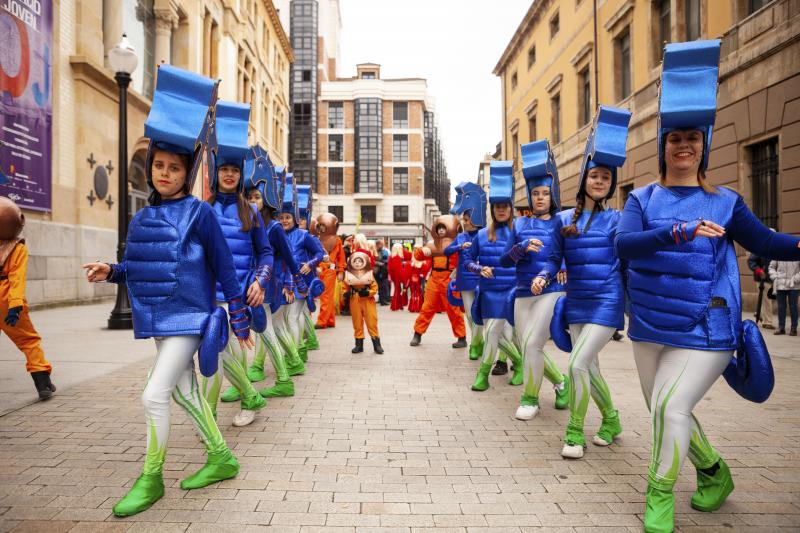 Centenares de niños han desfilado por el centro de Gijón en un colorido pasacalles.