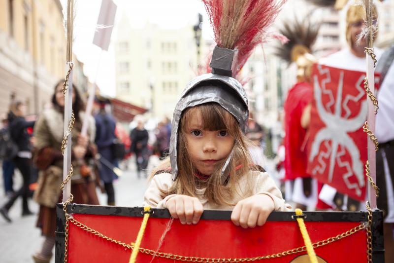 Centenares de niños han desfilado por el centro de Gijón en un colorido pasacalles.
