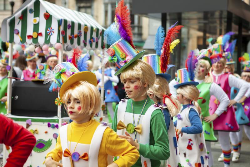 Centenares de niños han desfilado por el centro de Gijón en un colorido pasacalles.
