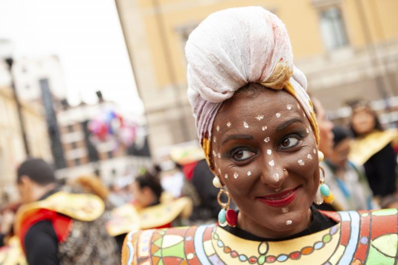 Centenares de niños han desfilado por el centro de Gijón en un colorido pasacalles.