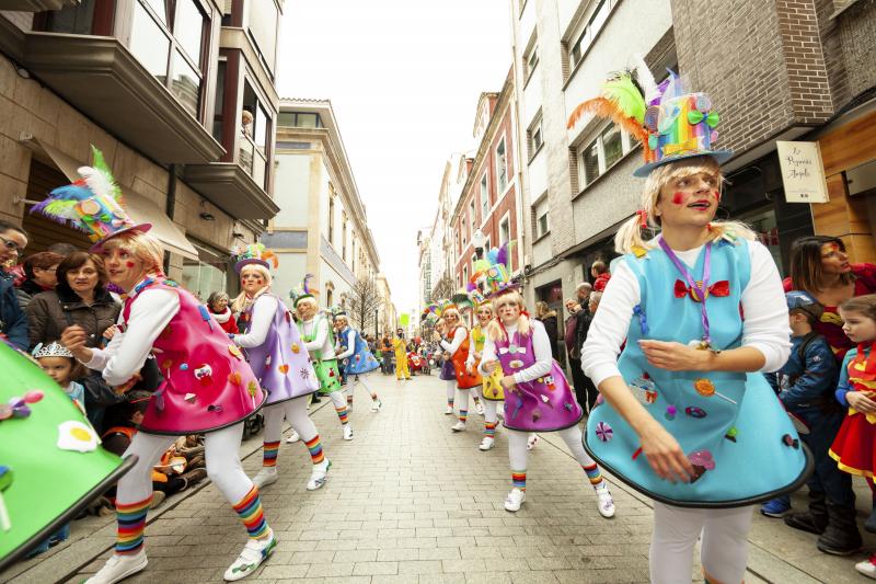 Centenares de niños han desfilado por el centro de Gijón en un colorido pasacalles.