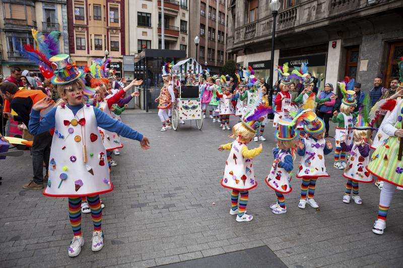 Centenares de niños han desfilado por el centro de Gijón en un colorido pasacalles.