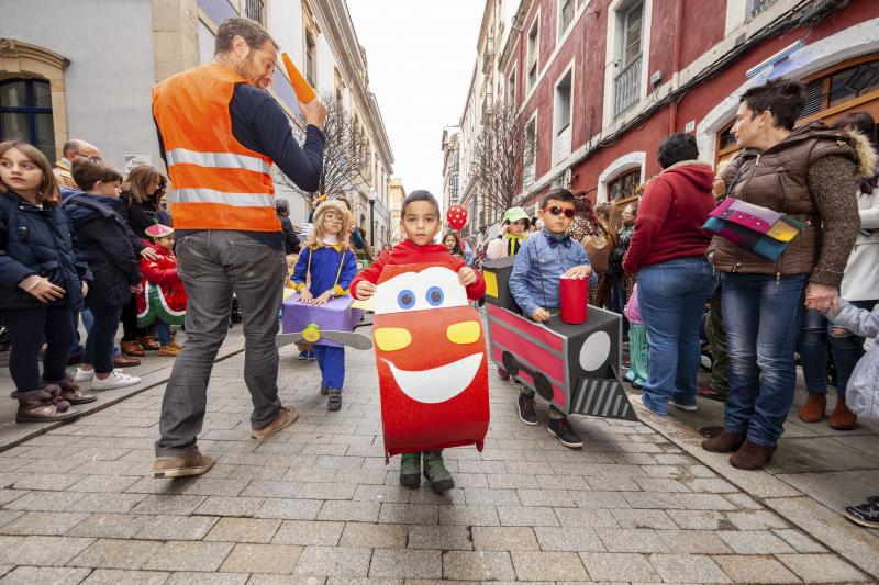 Centenares de niños han desfilado por el centro de Gijón en un colorido pasacalles.