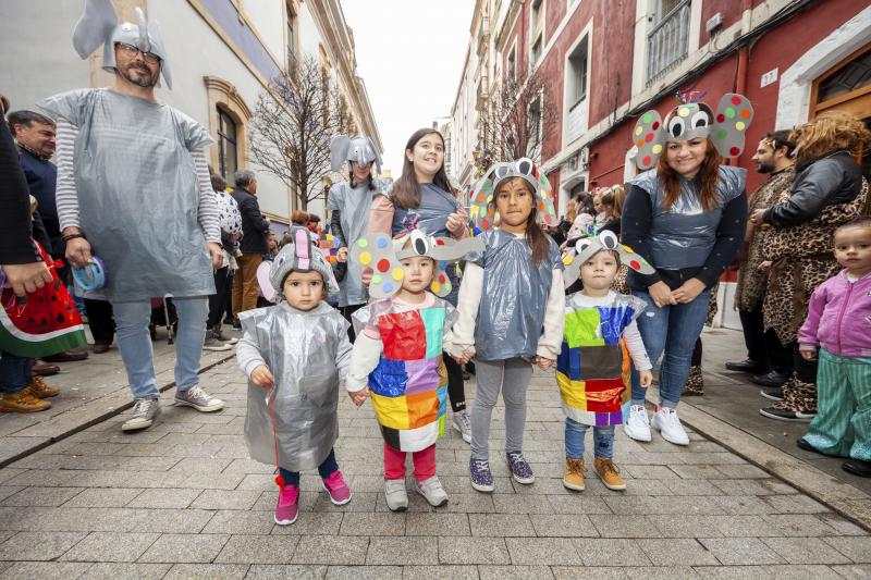 Centenares de niños han desfilado por el centro de Gijón en un colorido pasacalles.