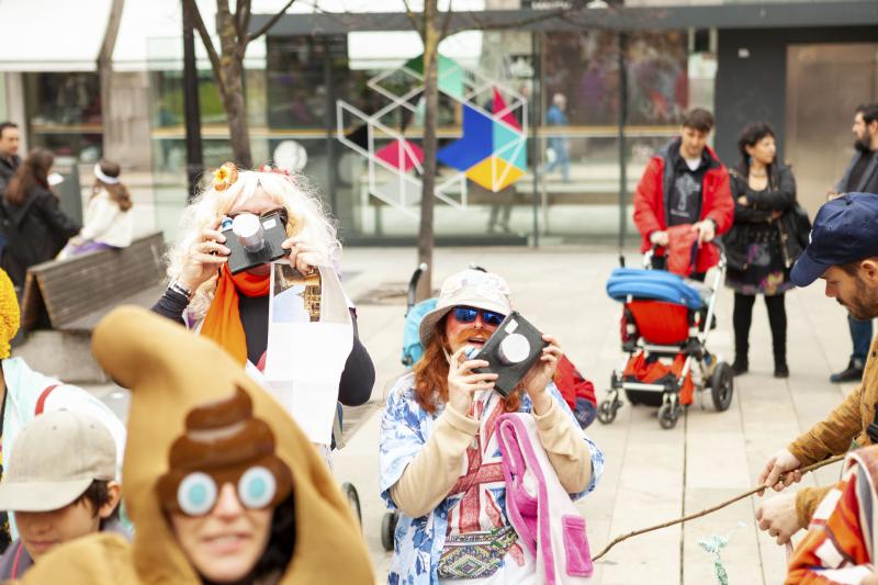 Centenares de niños han desfilado por el centro de Gijón en un colorido pasacalles.