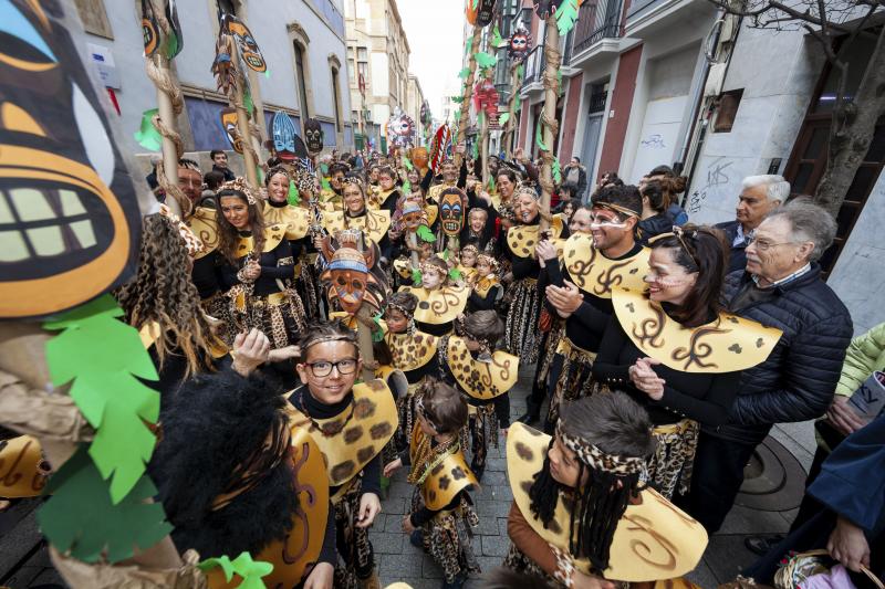 Centenares de niños han desfilado por el centro de Gijón en un colorido pasacalles.