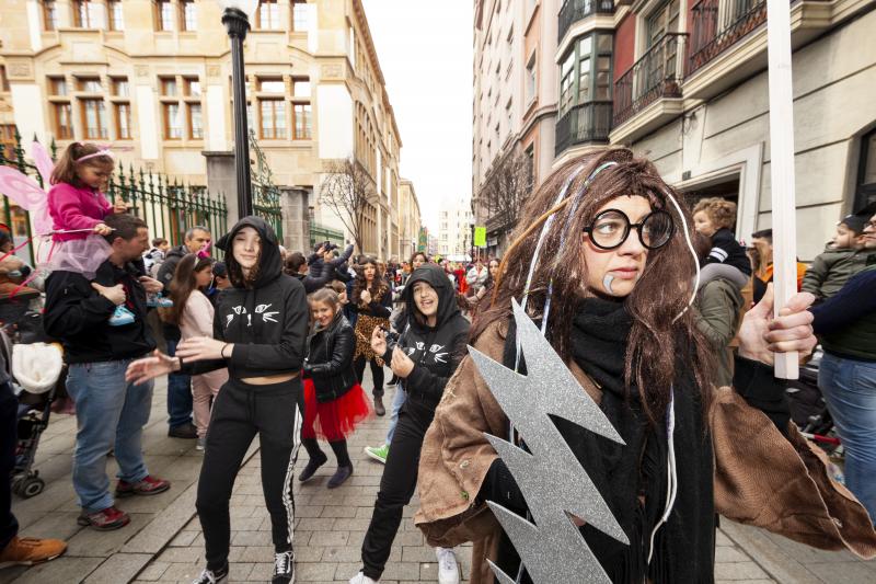 Centenares de niños han desfilado por el centro de Gijón en un colorido pasacalles.
