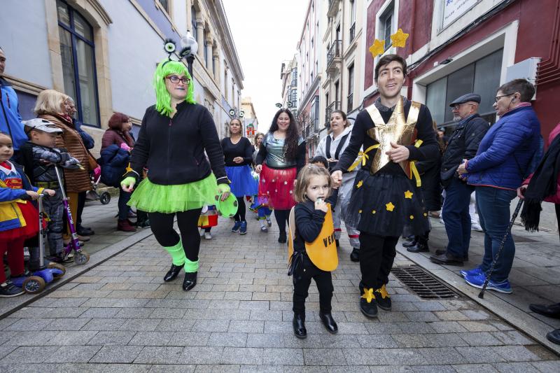 Centenares de niños han desfilado por el centro de Gijón en un colorido pasacalles.
