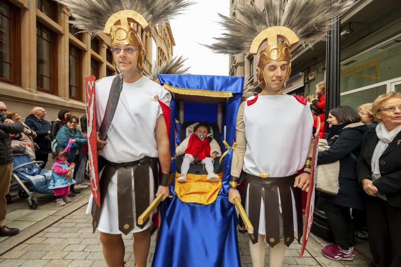 Centenares de niños han desfilado por el centro de Gijón en un colorido pasacalles.
