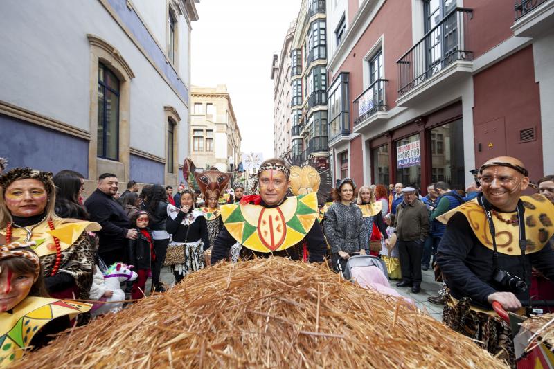 Centenares de niños han desfilado por el centro de Gijón en un colorido pasacalles.