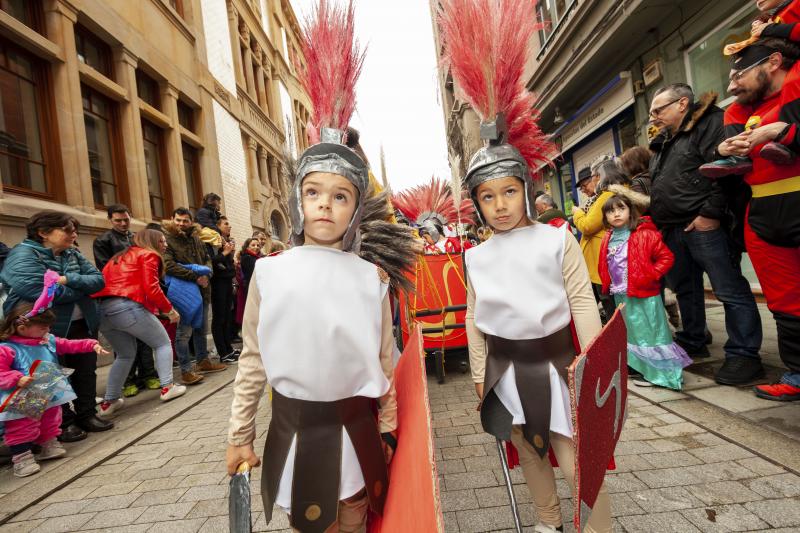 Centenares de niños han desfilado por el centro de Gijón en un colorido pasacalles.