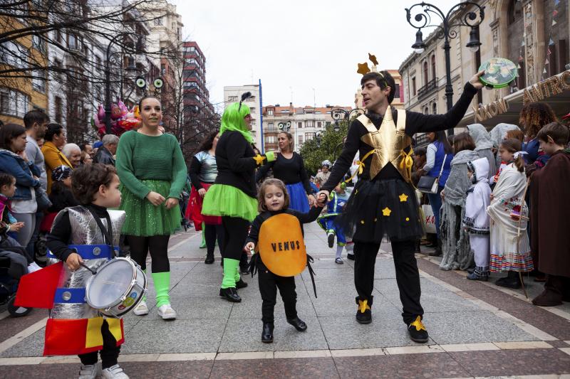 Centenares de niños han desfilado por el centro de Gijón en un colorido pasacalles.