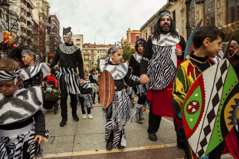 Centenares de niños han desfilado por el centro de Gijón en un colorido pasacalles.