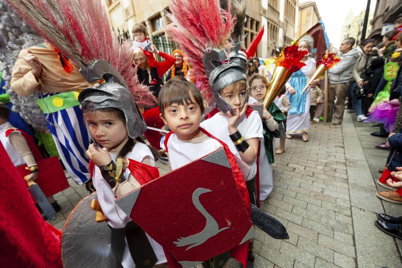 Centenares de niños han desfilado por el centro de Gijón en un colorido pasacalles.