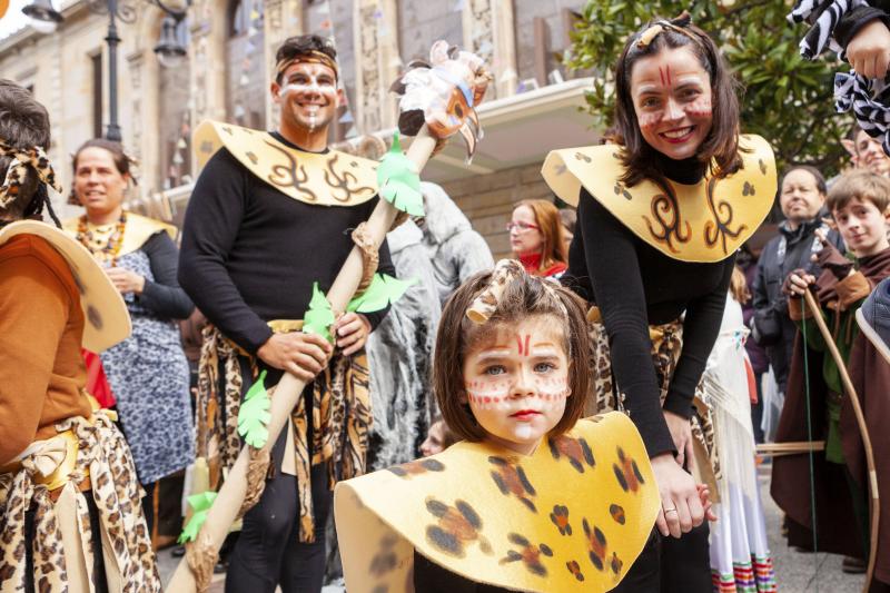 Centenares de niños han desfilado por el centro de Gijón en un colorido pasacalles.