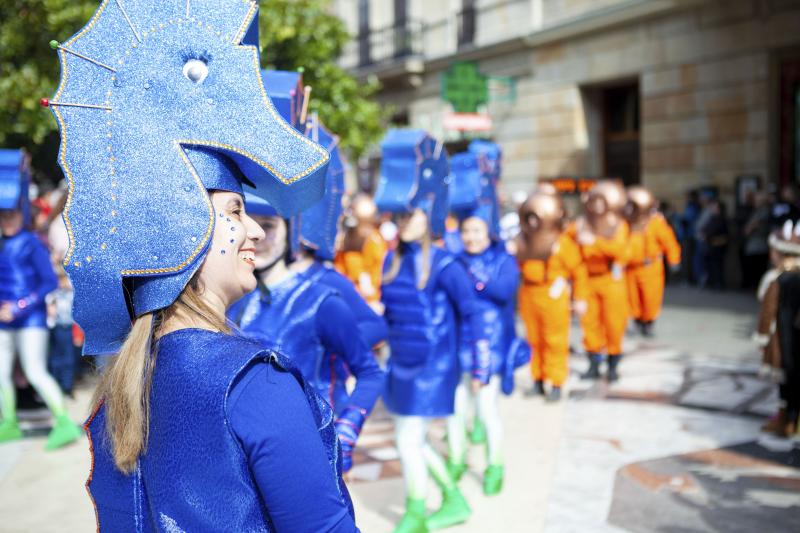 Centenares de niños han desfilado por el centro de Gijón en un colorido pasacalles.