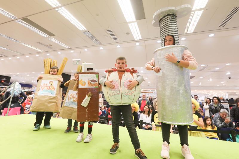 El Corte Inglés fue otro de los puntos neurálgicos de la jornada del lunes del antroxu avilesino. 