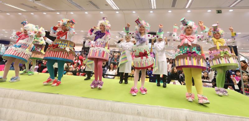 El Corte Inglés fue otro de los puntos neurálgicos de la jornada del lunes del antroxu avilesino. 