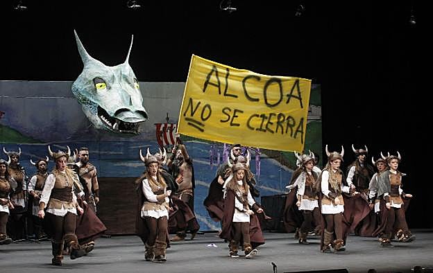 'Alcoa no se cierra' llegaron a cantar los vikingos de Kop'a Vino, que fueron los más mordaces. 