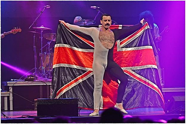 Piero Venery se mete en el papel de Freddie Mercury en el espectáculo de Remember Queen. 