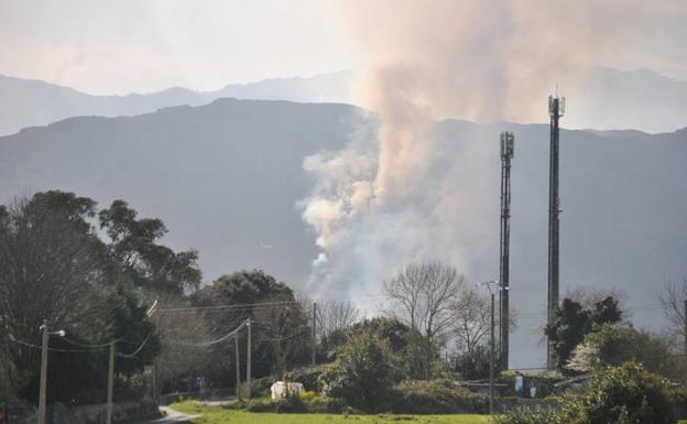 Remite el incendio de Naves, en Llanes