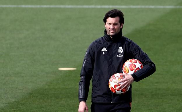 Santiago Solari, durante el entrenamiento de este lunes en Valdebebas. 