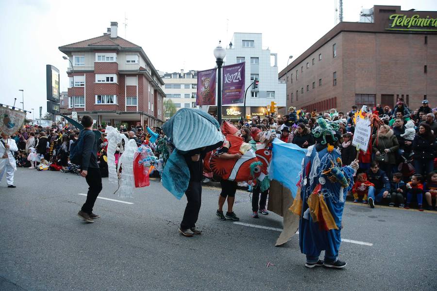 El desfile de carrozas y charangas llenan de color las calles de la ciudad.