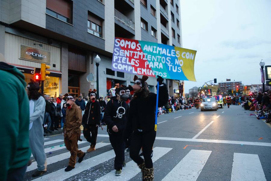 El desfile de carrozas y charangas llenan de color las calles de la ciudad.